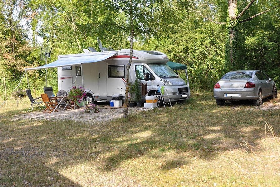 ein-campingplatz-der-fluss-ain