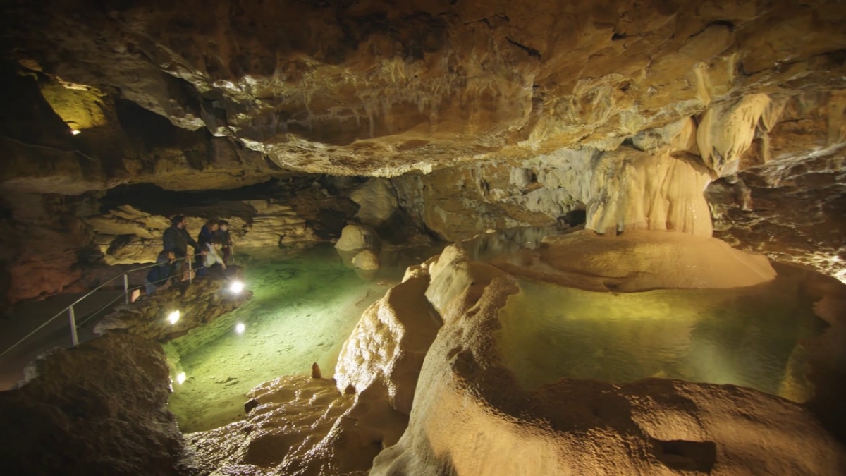 Camping Ain L'Escapade - les-grottes-de-la-balme-et-les-grottes-du-cerdon