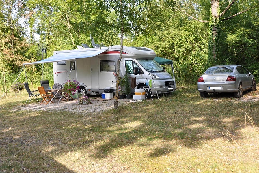 ein-campingplatz-verschiedene-sportliche-aktivitaten